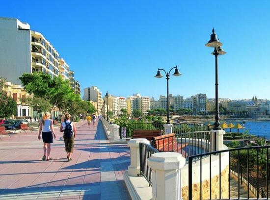 Appartement Splendid Seaside Retreat On Spinola Bay à San Ġiljan Extérieur photo